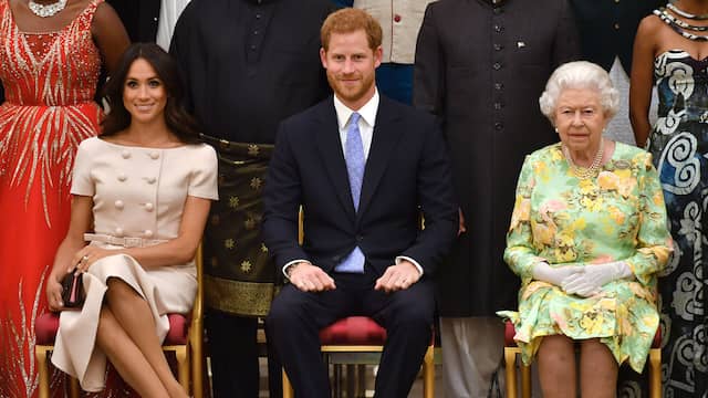 Elizabeth met Meghan en Harry. De koningin heeft, ondanks dat hij zijn koninklijke taken neerlegde, nog altijd een goede band met haar kleinzoon.