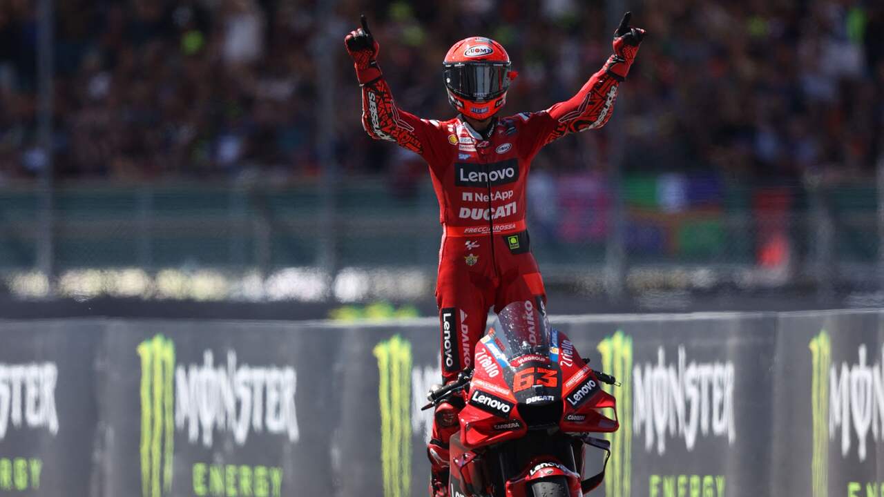 Francesco Bagnaia viert zijn overwinning in de MotoGP-race van de Britse Grand Prix op het circuit van Silverstone.