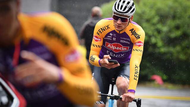 Mathieu van der Poel droeg zaterdag eenmalig een tenue als hommage aan zijn overleden op Raymond Poulidor.
