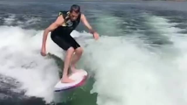 Skateboarder Tony Hawk vertoont kunsten op surfboard in Detroit