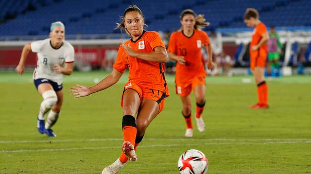 De inzet van Lieke Martens in de rechterhoek werd gekeerd door de Amerikaanse keeper Alyssa Naeher.