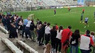 Kroatische spits Livaja zoekt confrontatie met fans langs trainingsveld