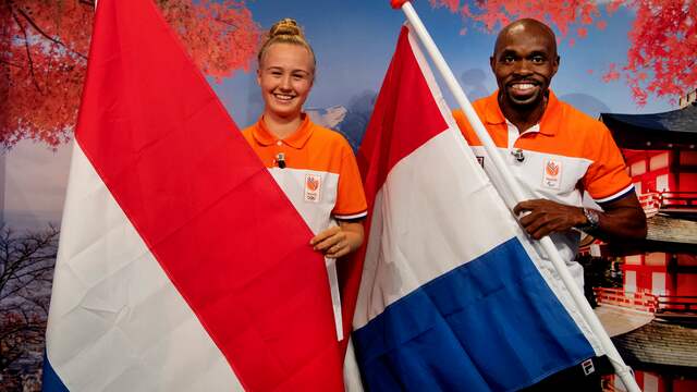 Vlaggendragers Keet Oldenbeuving (links) en Churandy Martina.