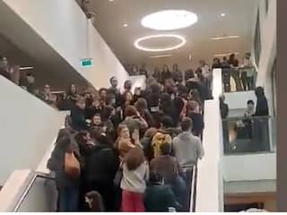 Pro-Palestina betogers bezetten derde etage Universiteit Leiden