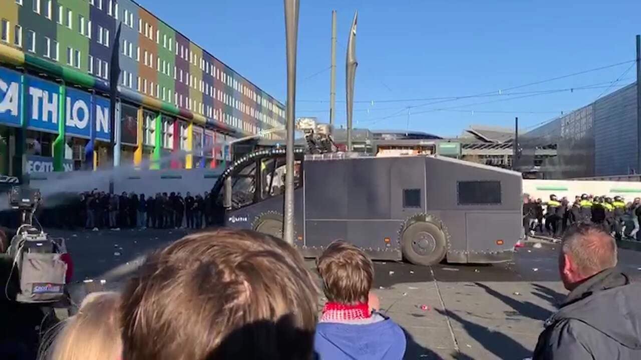 ME dooft vuurwerk voor ArenA met waterkanon