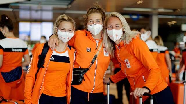 De Oranjevrouwen vertrokken dinsdag naar Tokio.
