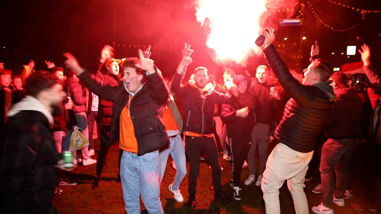 Beeld uit video: Groot feest op 'Oranjerotonde' in Apeldoorn na zege Nederland op WK