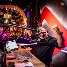 25ste Top 2000 traditiegetrouw geopend met ‘mash-up’ van radio-dj Bart Arens