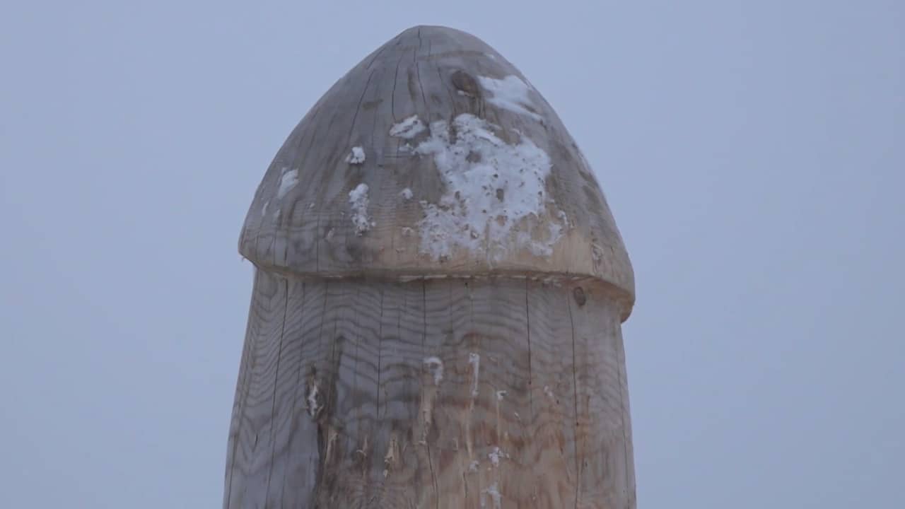 Beeld uit video: Duitse berg wederom opgeluisterd door houten penis