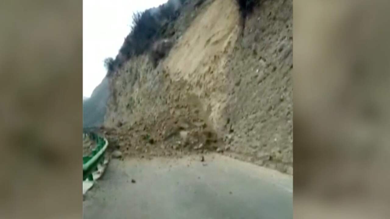 Beeld uit video: Rotsblokken op weg na zware aardbeving in Tibet