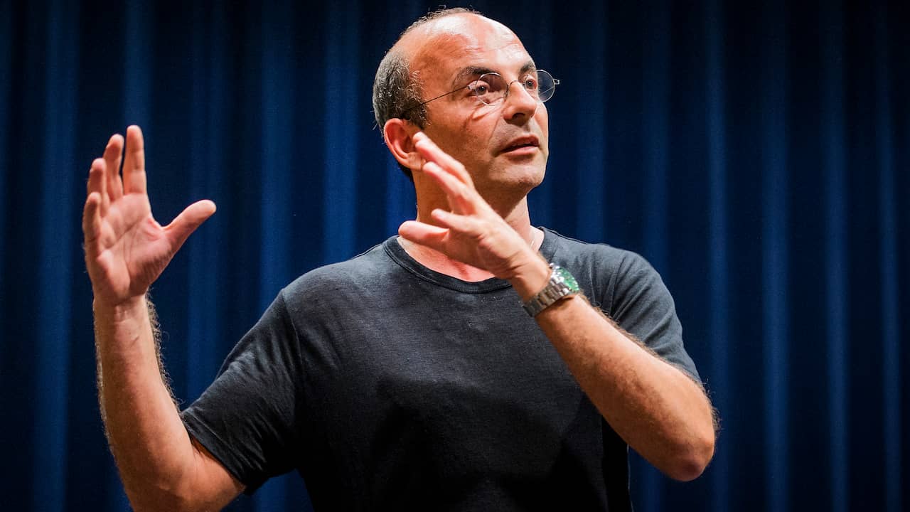 Beeld uit video: Wie is de omstreden filmmaker Job Gosschalk?