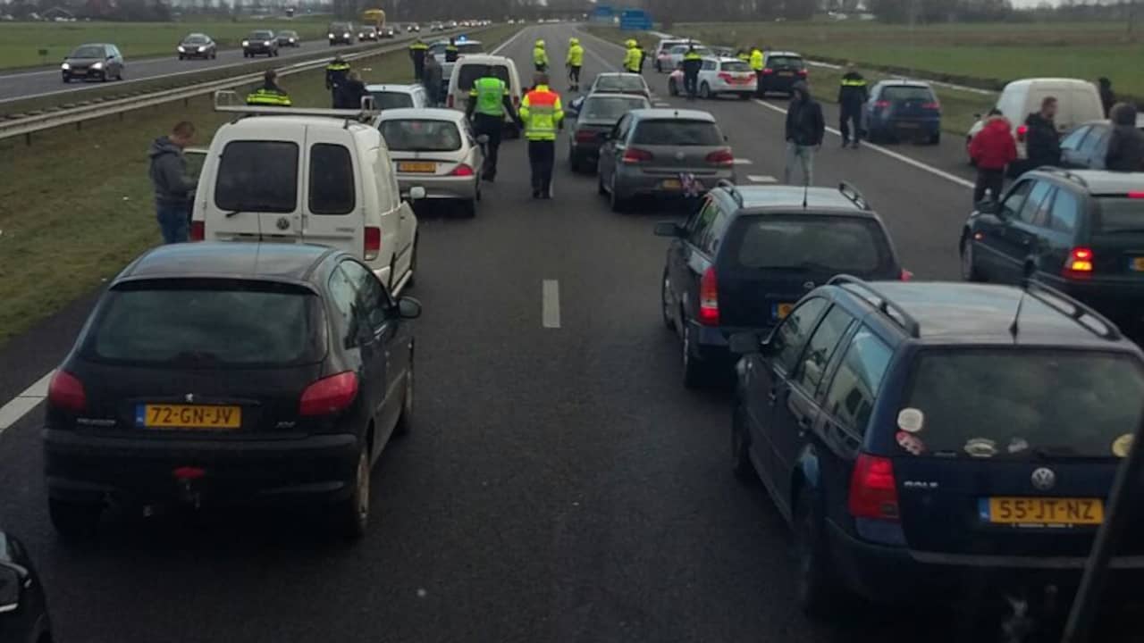 Beeld uit video: Auto's blokkeren anti-Zwarte Piet-demonstranten op A7