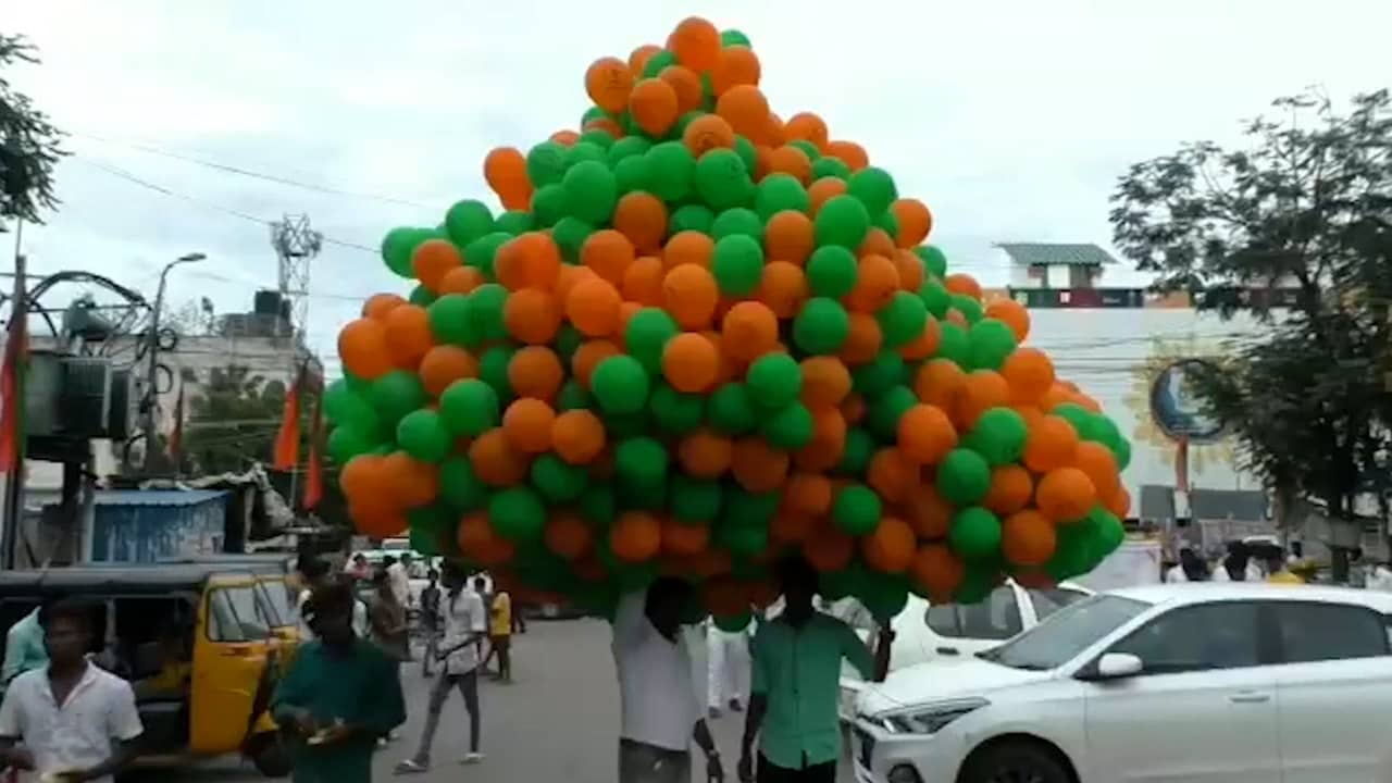 Beeld uit video: Waterstofballonnen exploderen boven hoofden van Indiase feestvierders