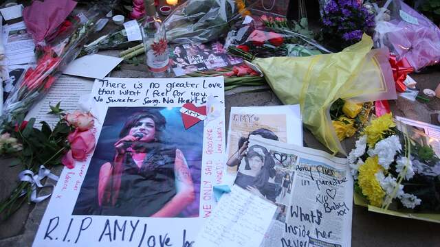 Kort na haar overlijden was de omgeving rond het huis van Winehouse bezaaid met bloemen en andere eerbetonen.