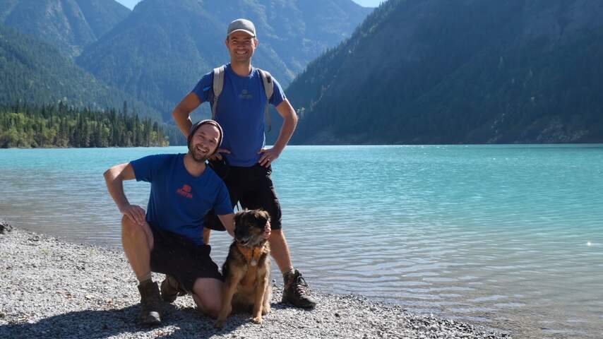 Joost Tijssen (staand) heeft met zijn partner een theaterproductiebedrijf in Jasper, Canada