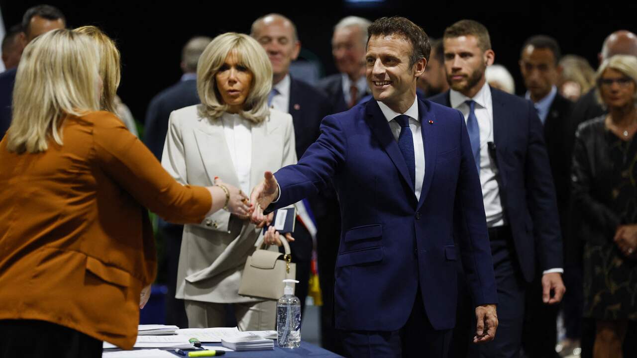 L'actuel président et candidat Emmanuel Macron arrive dans un bureau de vote du Touquet vers midi.  Derrière lui se trouve sa femme Brigitte Macron.