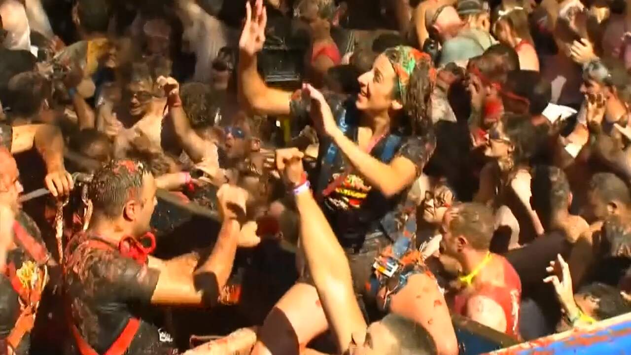 Beeld uit video: Duizenden mensen gooien tomaten bij Spaans festival