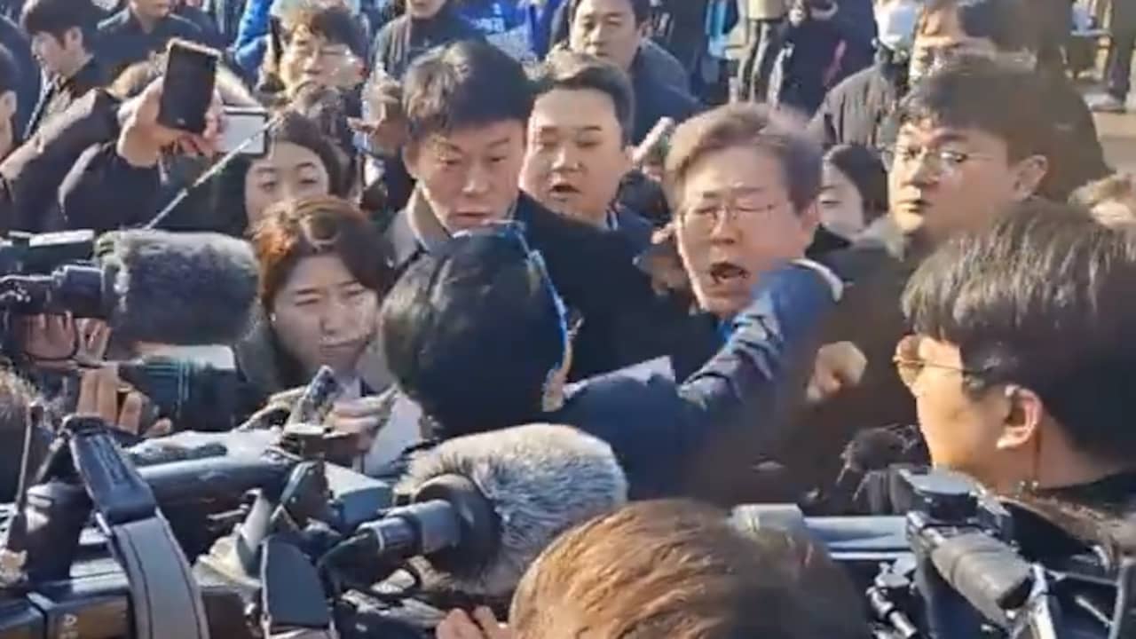 Beeld uit video: Zuid-Koreaanse oppositieleider in nek gestoken tijdens werkbezoek