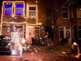 Mensen steken vuurwerk af in Den Haag.
