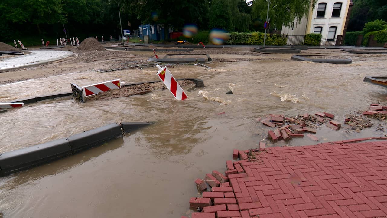 Beeld uit video: Water raast door Limburgse straten na zware regenval