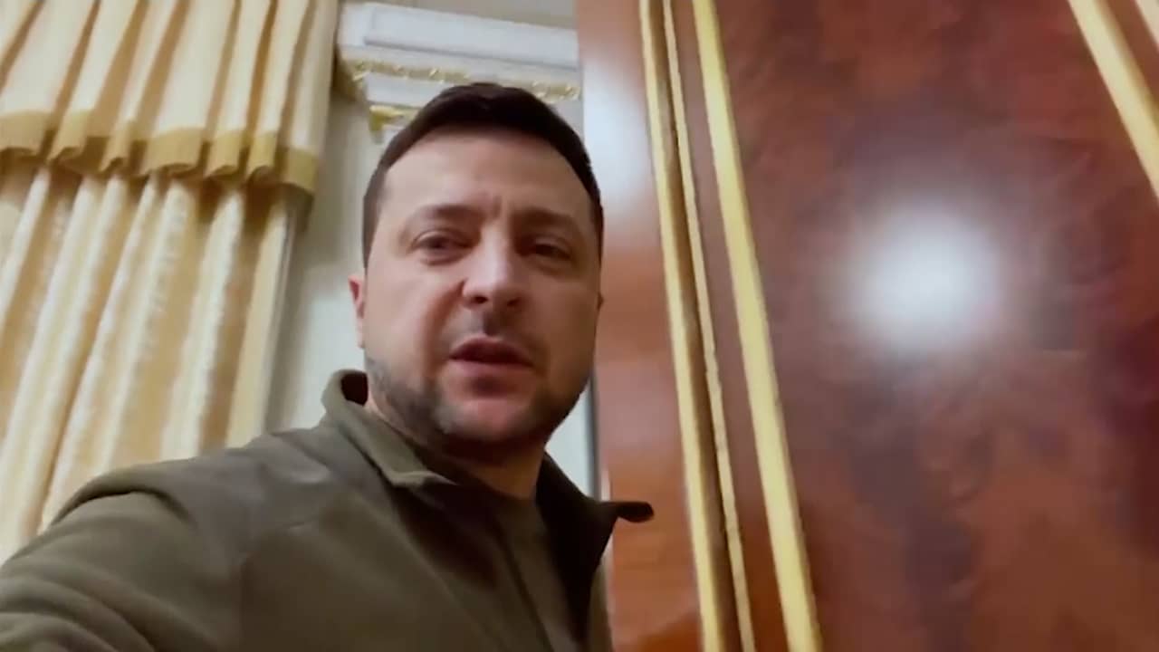 Beeld uit video: Zelensky blijft in Kiev: 'Ik verstop me niet'