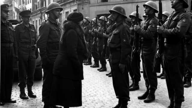 1945: Koningin Wilhelmina inspecteert Nederlandse troepen in Maastricht.
