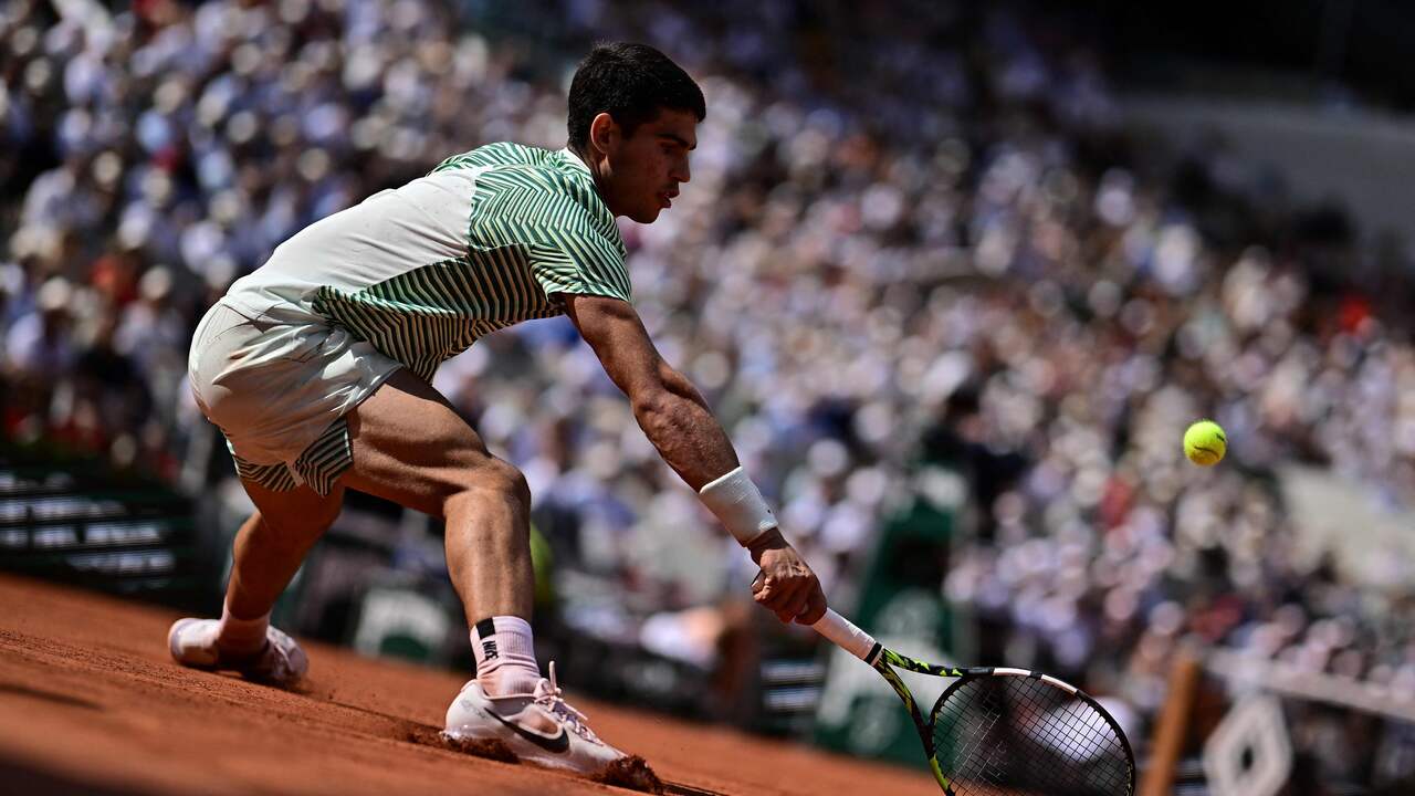 Beeld uit video: Alcaraz laat Djokovic versteld staan met toverbal op Roland Garros