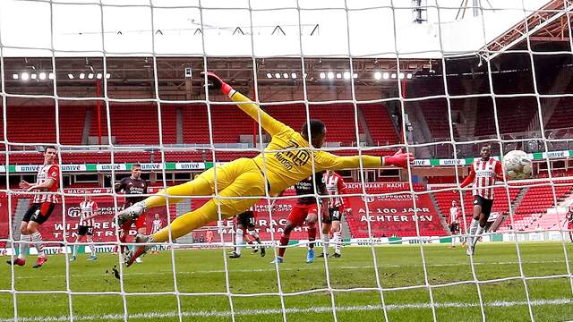 Steven Berghuis schiet Feyenoord op voorsprong tegen PSV.