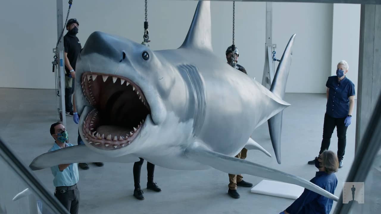 Beeld uit video: Exacte kopie van haai uit Jaws Amerikaans museum in gehesen