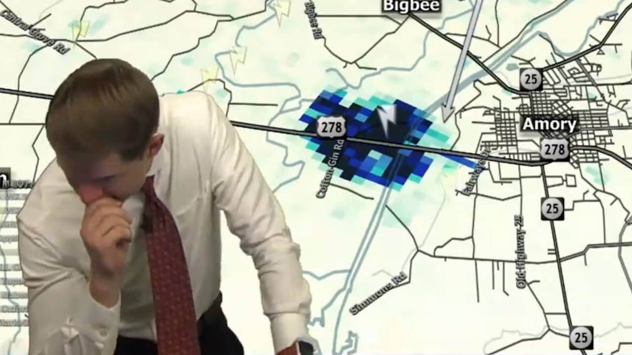 Beeld uit video: Weerman emotioneel als tornado stad in Mississippi raakt