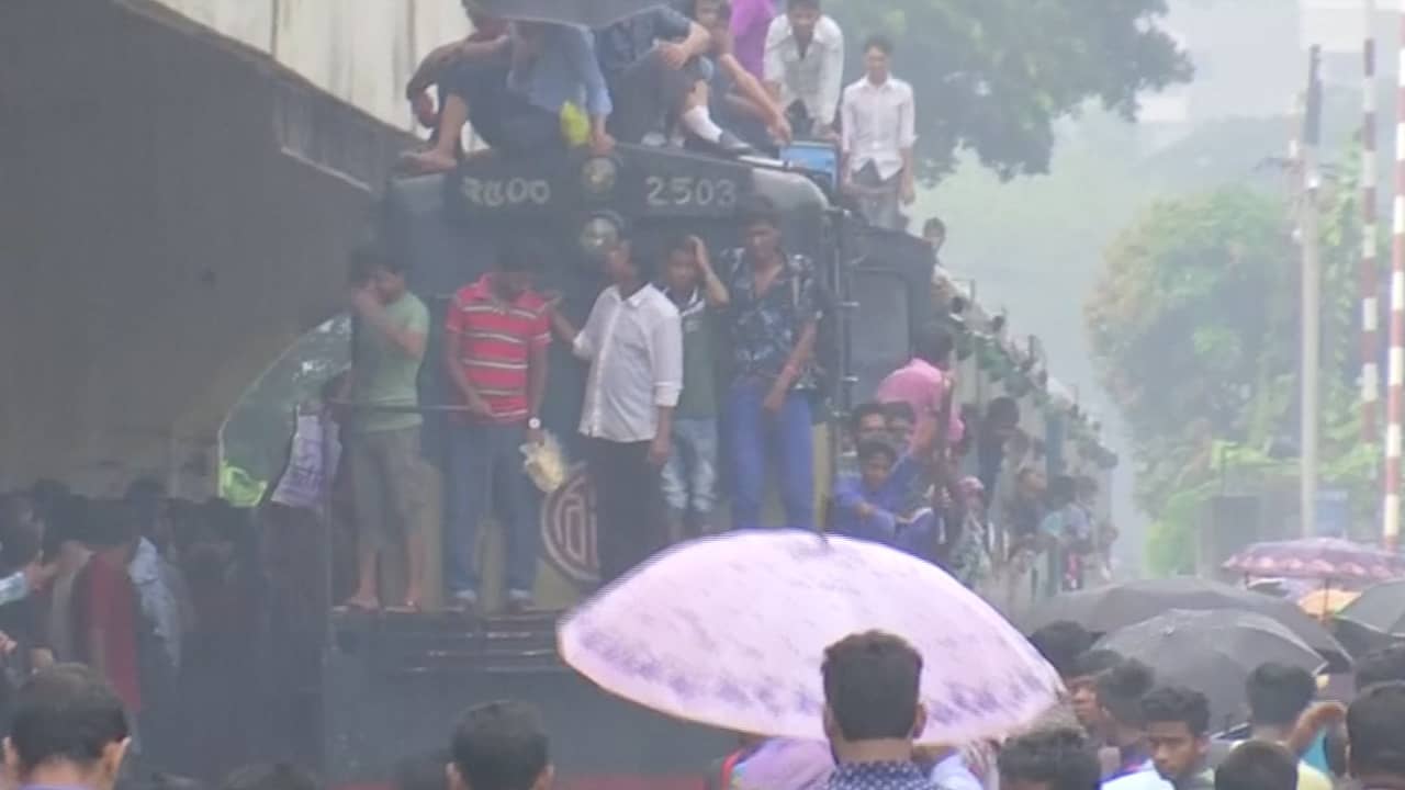 Beeld uit video: Extreem volle treinen door protesten Bangladesh