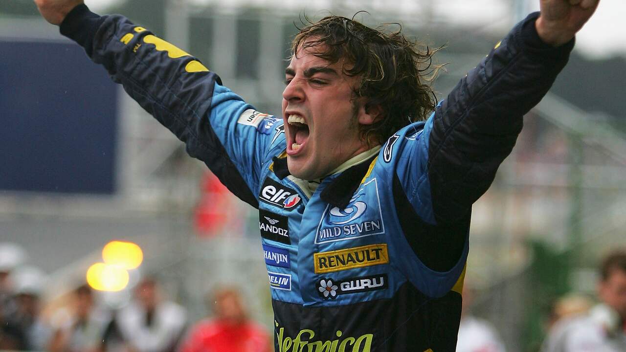 Fernando Alonso is in extase na het veroveren van zijn eerste wereldtitel in 2005.