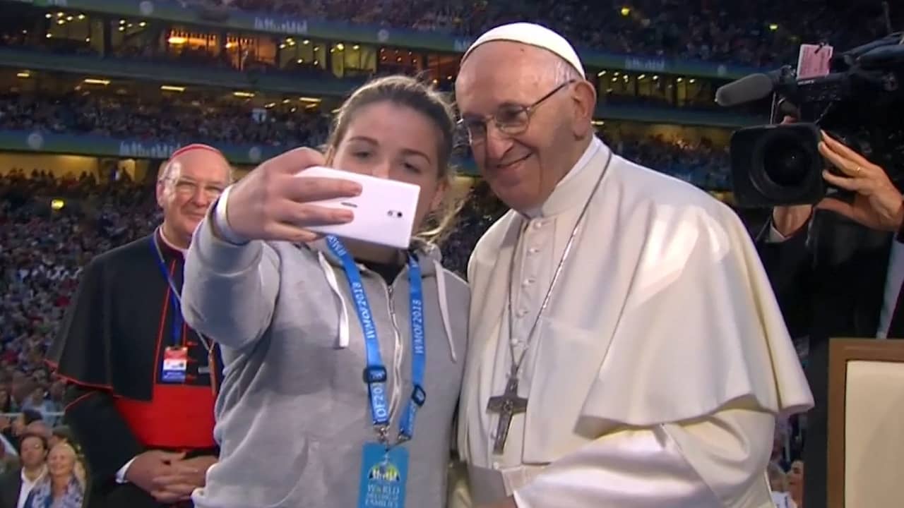 Beeld uit video: Meisje maakt onder luid gejuich selfie met paus