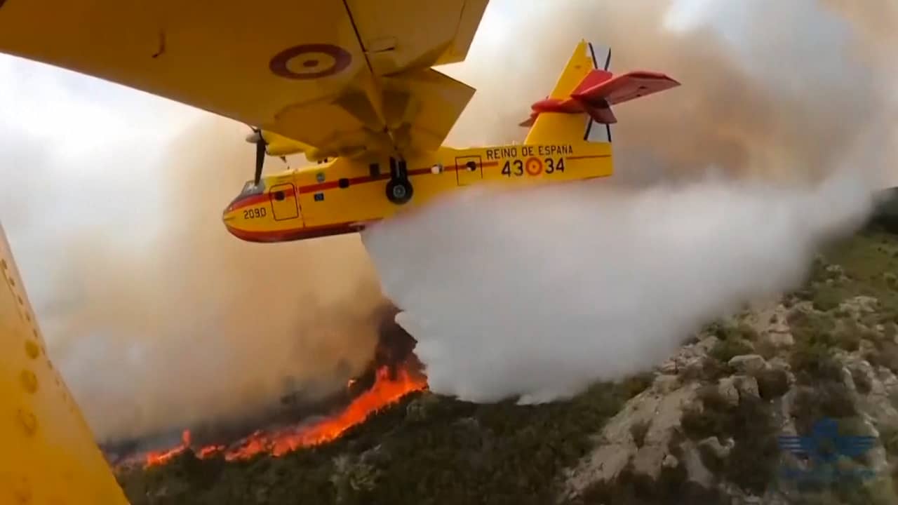 Beeld uit video: Blusvliegtuig low water op Bosbranden op Tenerife