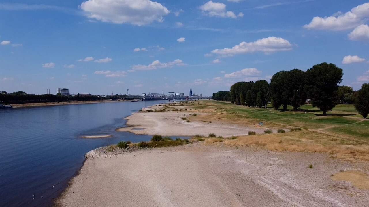 Beeld uit video: Nieuwe luchtbeelden tonen kritiek waterpeil van de Rijn