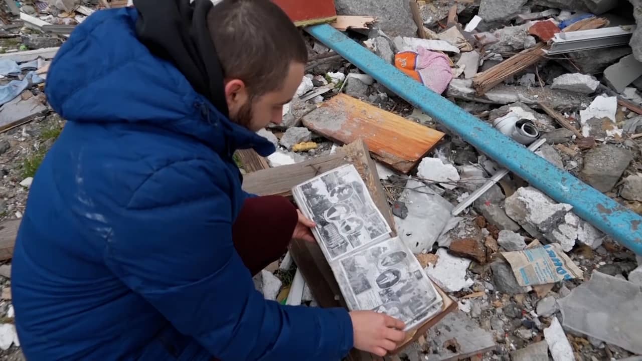 Inwoners van verwoeste stad Borodyanka keren terug naar hun huizen