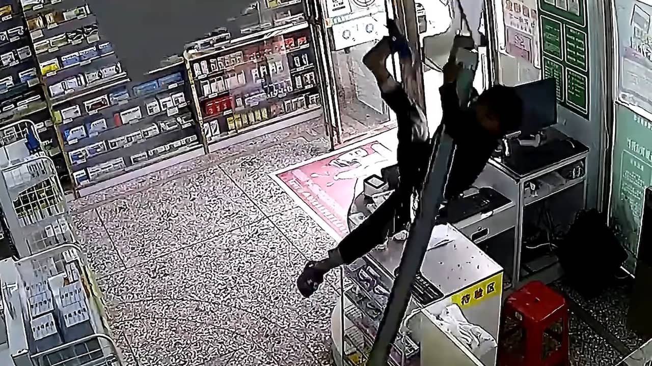 Beeld uit video: Chinese jongen zakt door dak van apotheek na jacht op kat