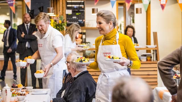 Willem-Alexander en Máxima serveren high tea in Badhoevedorp