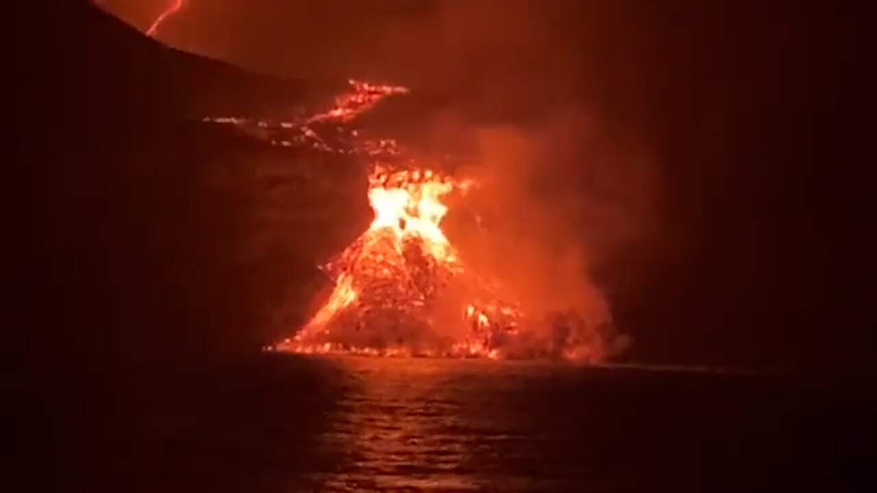 Beeld uit video: Indrukwekkende beelden tonen hoe lava op La Palma oceaan instroomt