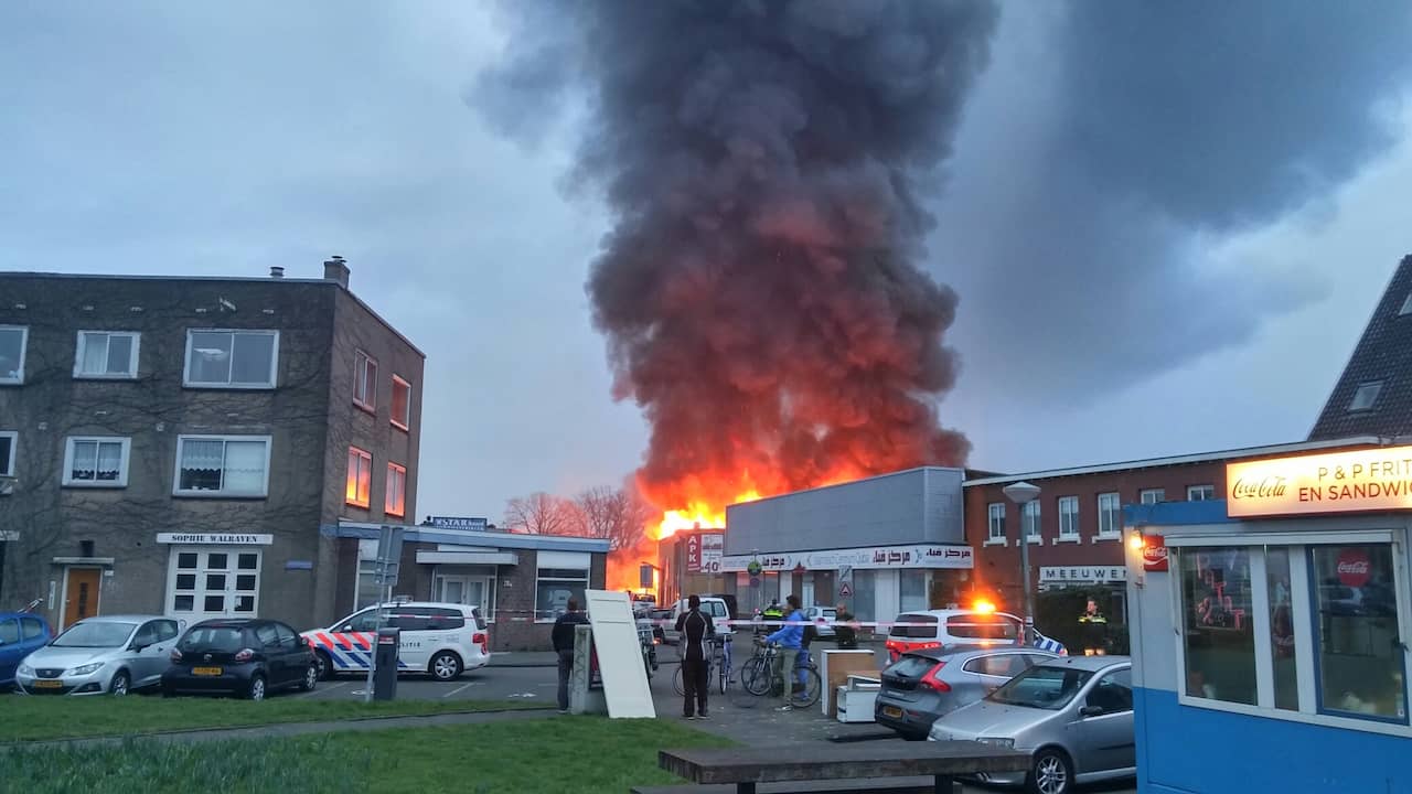 Brand legt drie bedrijven Amsterdam-Noord in de as
