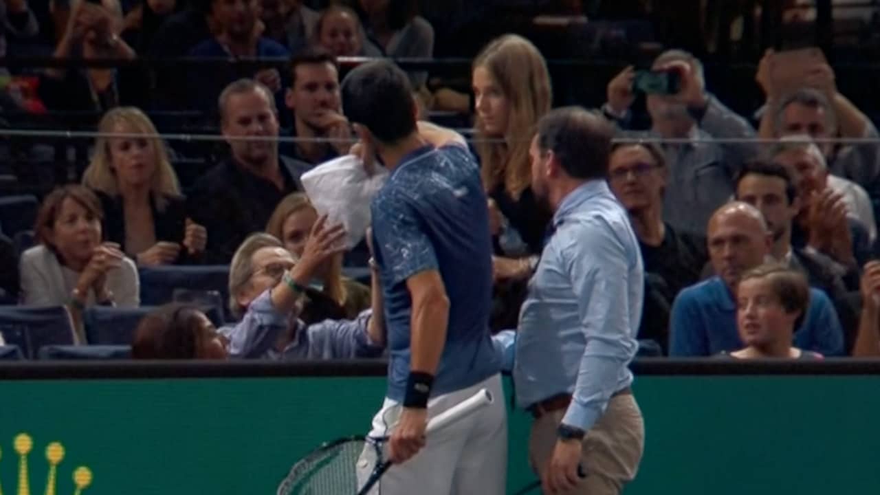Beeld uit video: Djokovic helpt onwel geworden toeschouwer