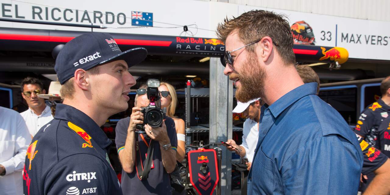 Chris Hemsworth en Henry Cavill bezoeken Max Verstappen