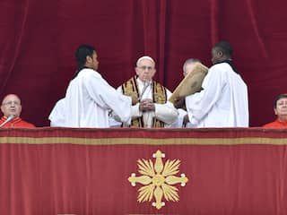 Paus roept op tot vrede in 'wereld verscheurd door terreur'
