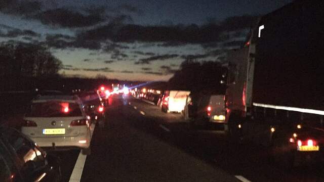 Zeven auto’s betrokken bij ongeval op de A18 bij Westendorp, meerdere gewonden. Zeven auto’s betrokken bij ongeval op de A18 bij Westendorp, meerdere gewonden.