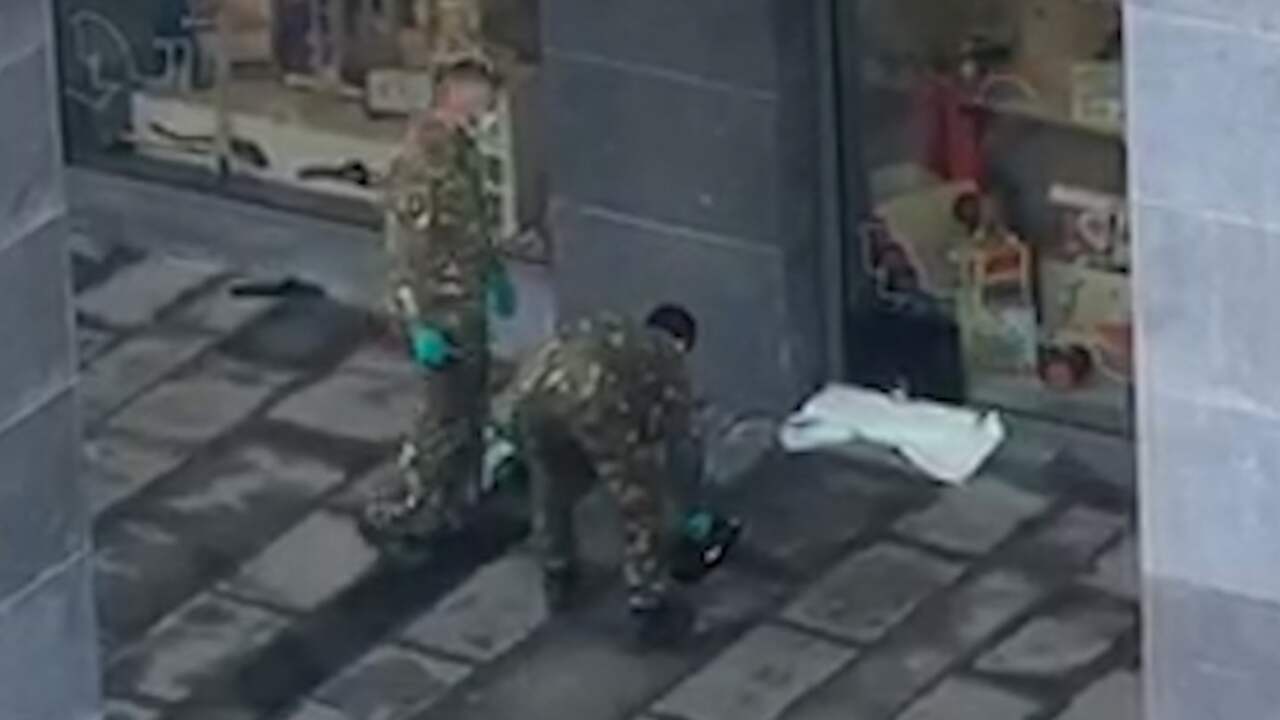 EOD onderzoekt explosief aan winkel in Utrecht Leidsche Rijn