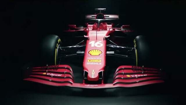 Ferrari heeft de neus van de auto puntiger gemaakt, zodat de rijwind beter bij de cape onder de neus kan komen.
