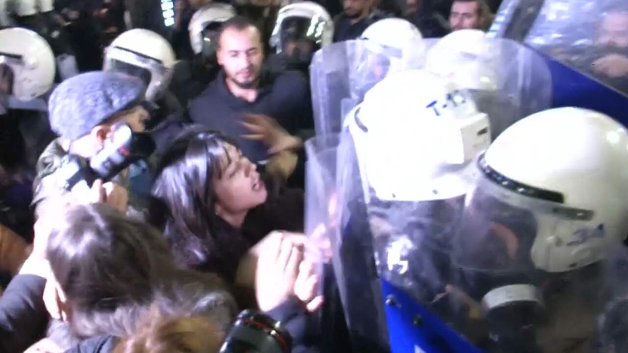 Beeld uit video: Turkse politie drijft vrouwenmars Istanboel uiteen met traangas