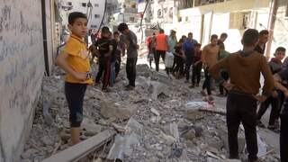 Palestijnen keren terug naar verwoeste huizen in de stad Gaza