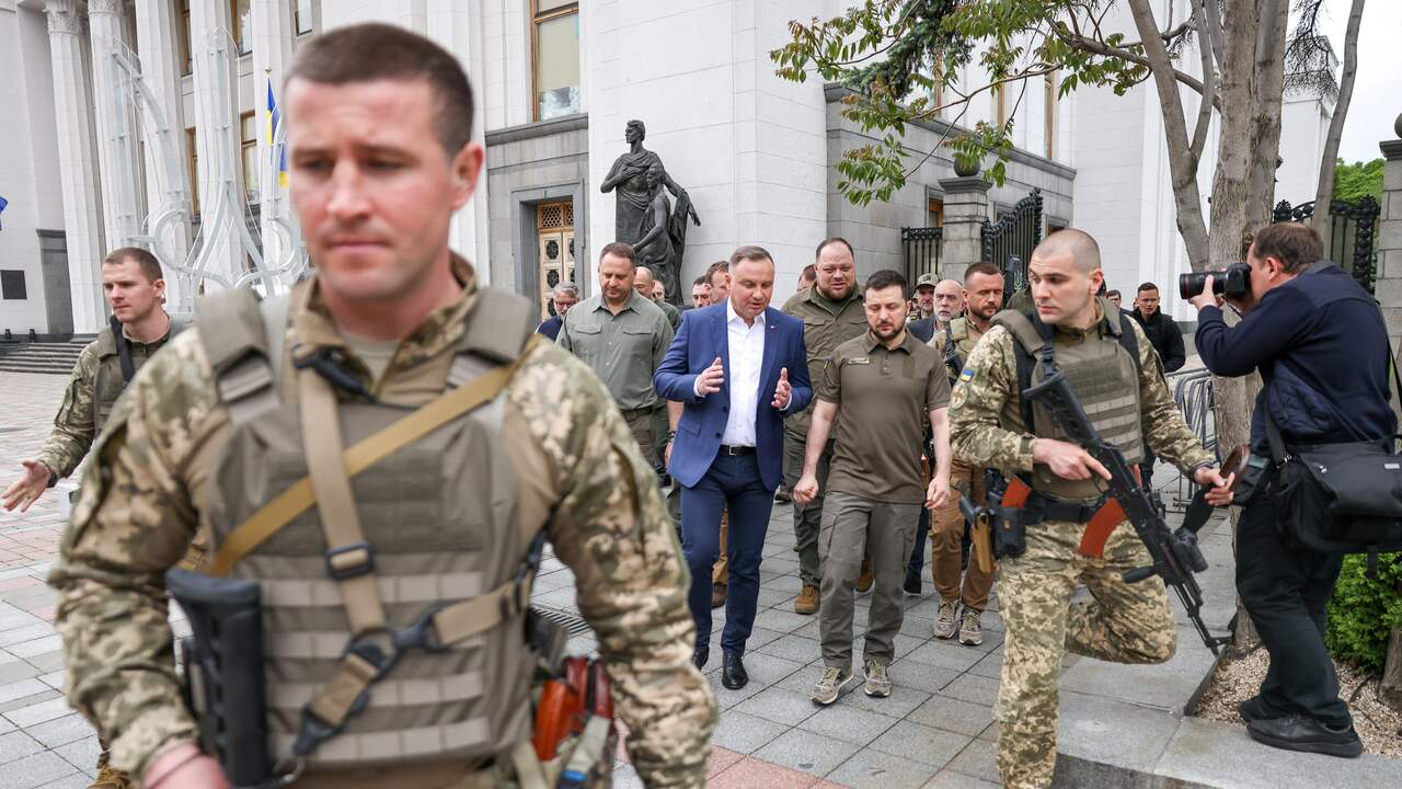 Duda en Zelensky liepen zondag zwaarbewaakt door een straat in Kyiv.