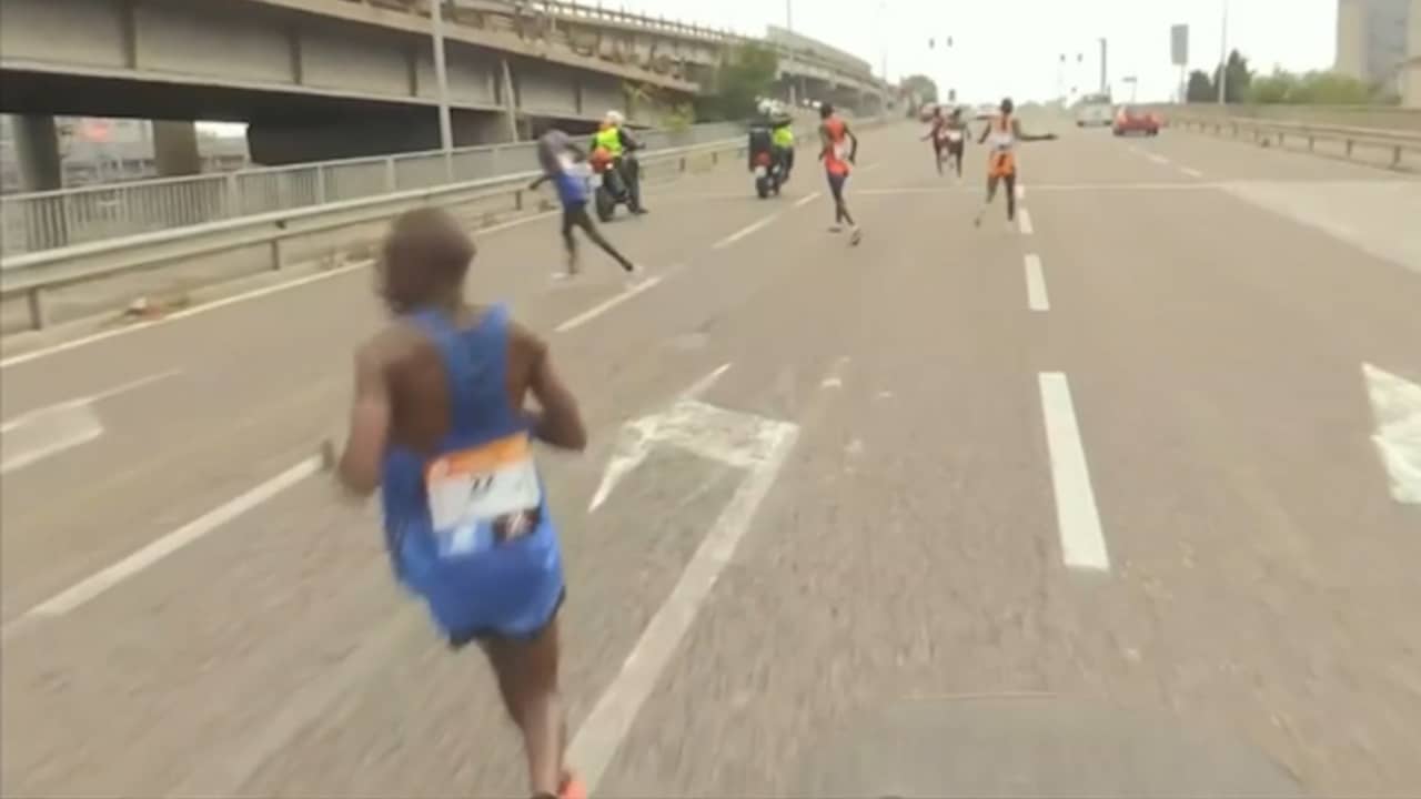 Beeld uit video: Motorrijders sturen kopgroep verkeerde kant op in marathon van Venetië
